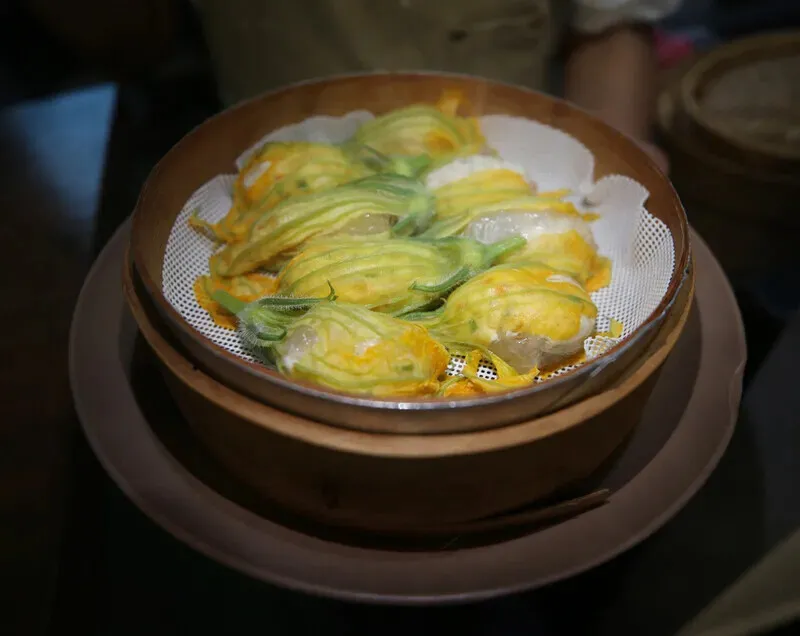 Plump pumpkin flower dumplings at Hosoo Brewery, a house specialty. (Park Mee-hyang/Hankyoreh)