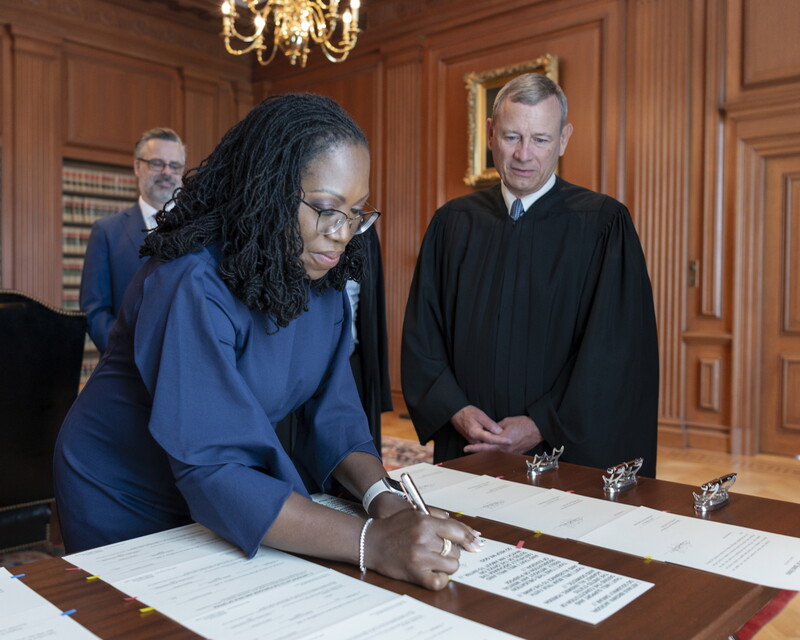 233년 만에 첫 흑인 여성 미국 대법관 취임…그래도 보수 우세