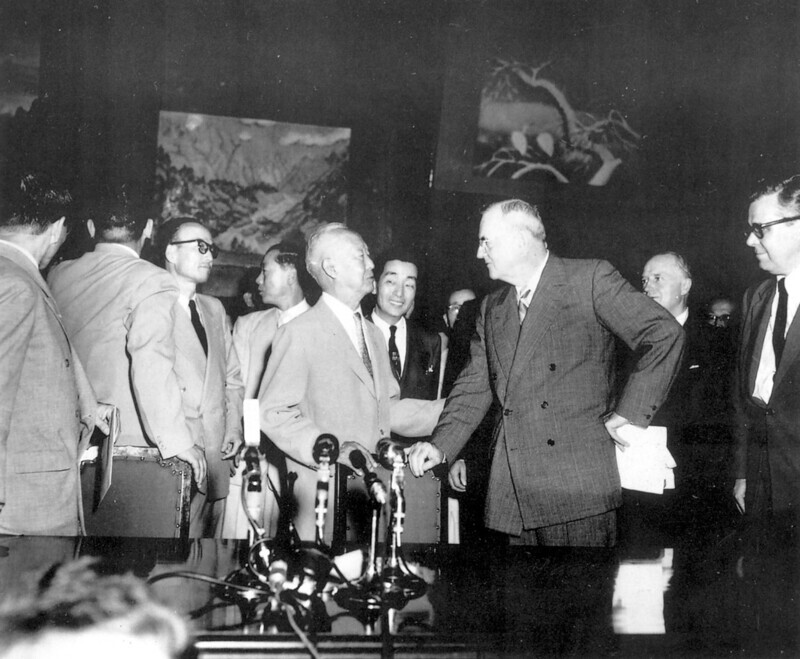 Syngman Rhee, the president of South Korea at the time, speaks to US Secretary of State John Foster Dulles after the latter’s initialing of a mutual defense treaty with South Korean Foreign Minister Pyon Yong-tae at the presidential office in Seoul on Aug. 8. 1953. (from “Official Photographs of the Government of Republic of Korea”)