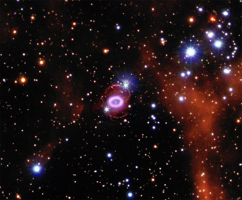 A Supernova 1987A está localizada a 168 mil anos-luz de distância, mas emite luz tão forte que pode ser vista a olho nu.  Parafuso fornecido