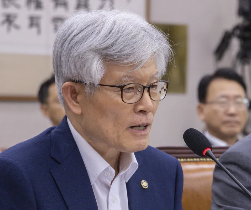 ‘문재인이 고통 원천’ 최동석 임명 논란에…윤건영 “지…