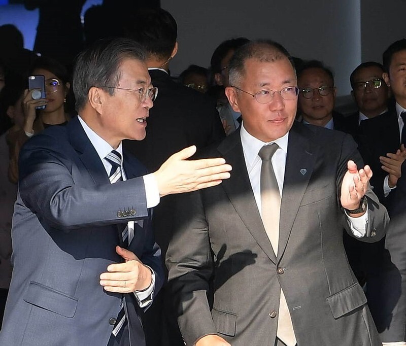 South Korean President Moon Jae-in and Hyundai Motor Executive Vice Chairman Chung Eui-sun at the Hyundai Kia Namyang Technology Research Center in Hwaseong, Gyeonggi Province, on Oct. 15.
