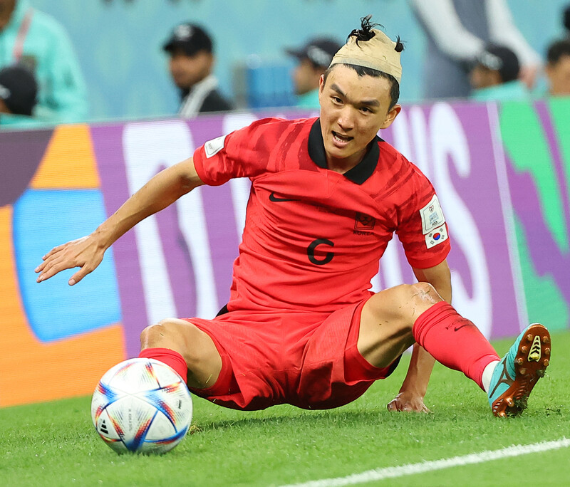 Hwang In-bum, da seleção coreana de futebol, joga com um curativo na cabeça durante a partida do Grupo H da Copa do Mundo do Catar 2022 contra Gana, disputada no Al-Rayyan Education City Stadium no dia 28 (horário coreano).  Al-Rayyan / Yonhap News