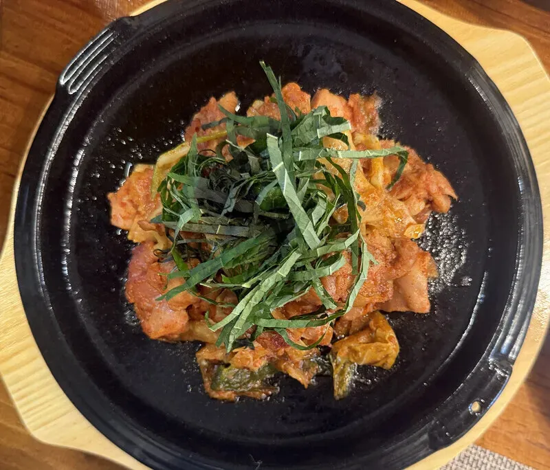 At Hosoo Brewery, where most dishes, including oi-seon (stuffed cucumber), are delicately seasoned, even the dakgalbi is mild rather than spicy. (Park Mee-hyang/Hankyoreh)