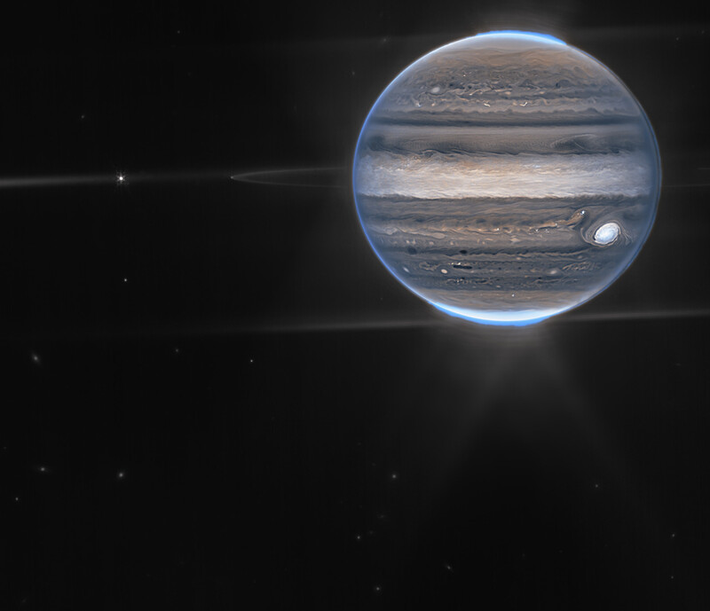 제임스웹우주망원경의 2가지 근적외선 필터로 촬영한 목성 사진. 목성의 복잡한 표면과 얇고 희미한 고리, 주변 위성이 한꺼번에 잡혔다. NASA, ESA, CSA, STScI 제공