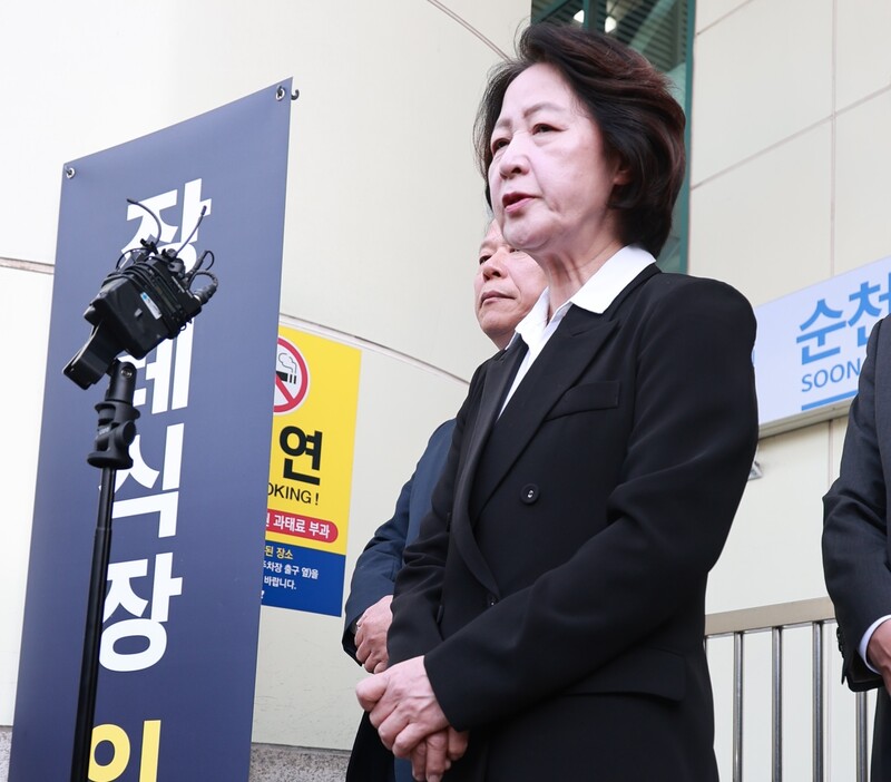 추미애 경기지사가 17일 경기도 부천 공장 화재로 순직한 고 김진석 소방위의 순천향대 부천병원 빈소 앞에서 발언하고 있다. 연합뉴스