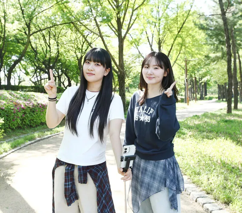 Kim Ye-yeong and Jang Se-yeon were in the park snapping videos for their Instagram accounts. (Park Mee-hyang/Hankyoreh)