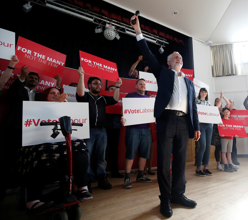 ‘소수가 아닌 모두를 위해.’ 2017년 6월3일 제러미 코빈 영국 노동당 대표가 멘체스터 지역에서 선거유세를 하고 있다. REUTERS