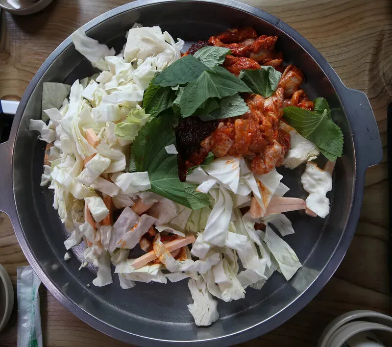 Dakgalbi cooked without added oil at Chuncheon Aeni Dakgalbi. (Park Mee-hyang/Hankyoreh)