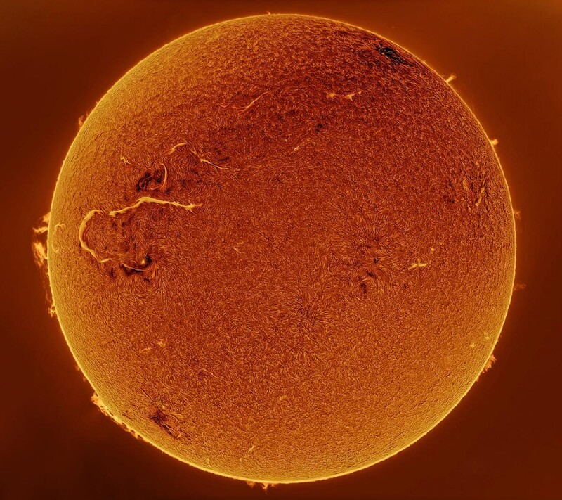 태양의 왼쪽 부분에서 태양 플레어가 물질을 방출하는 모습이 꿈틀거리는 뱀을 연상시킨다. © Mehmet Ergün/Royal Observatory Greenwich