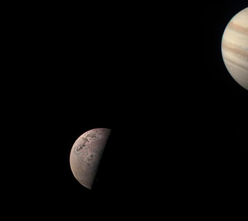 10월15일 주노 탐사선이 촬영한 목성(오른쪽)과 이오 위성. 나사 제공