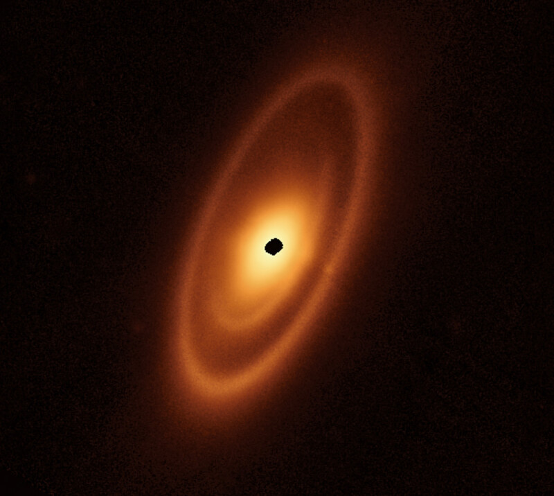 제임스웹우주망원경이 포착한 포말하우트 별과 이를 둘러싼 3중 고리의 원반. 미 항공우주국 제공