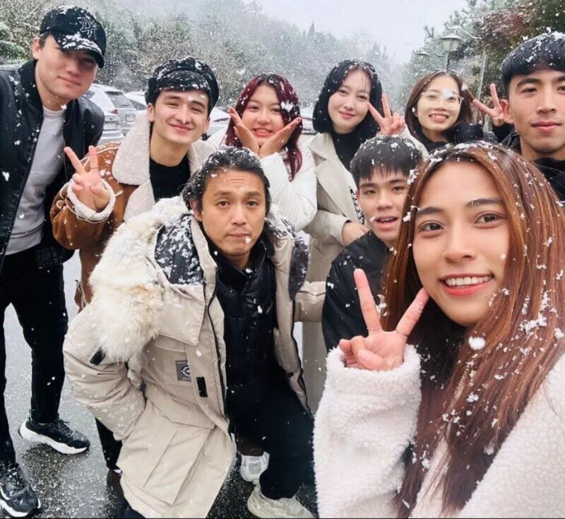 Uzbek students at Hanshin University’s Korean Language Institute pose for a photo on the school’s campus in Osan, Gyeonggi Province, on Nov. 17, when the first snow of winter fell in the province. (courtesy of students)