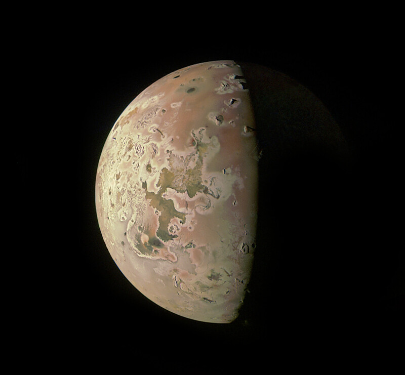 목성 탐사선 주노가 10월15일 1만1680km 거리에서 촬영한 이오 위성. 나사 제공