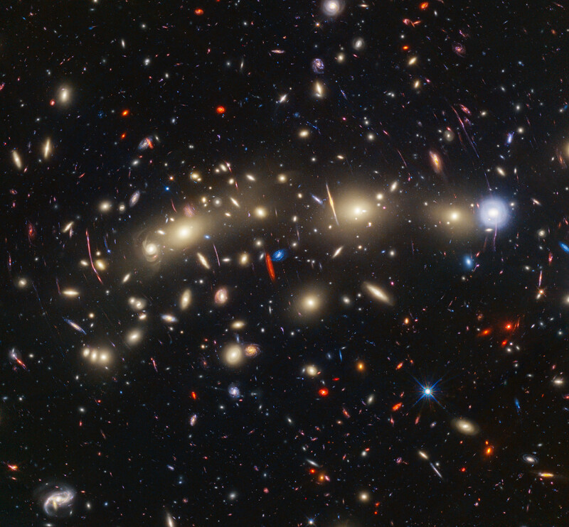 제임스웹우주망원경의 적외선 관측과 허블우주망원경의 가시광선 관측 데이터를 합쳐 완성한 43억광년 거리의 은하단 MACS0416 컬러사진. 미 항공우주국 제공
