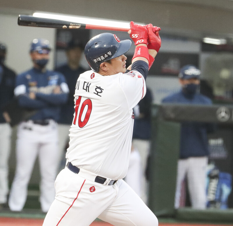 Lotte Giants Dae-ho Lee fez tempo com RBI de uma empresa, primeira e segunda base na parte inferior do primeiro tempo no jogo contra NC Dinos da Liga KBO 2022 realizado no Estádio Sajik em Busan no dia 11.  Notícias de Busan / Yonhap