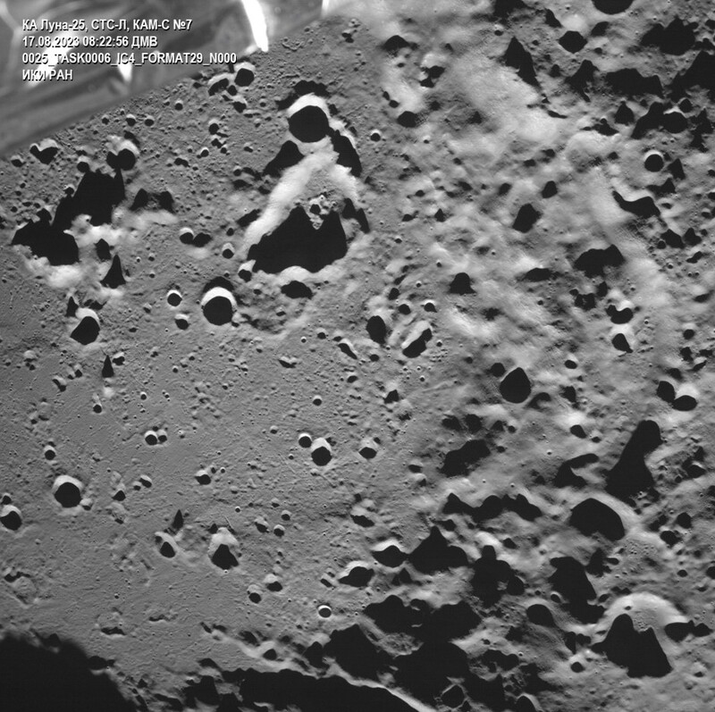 러시아의 달 탐사선 루나 25호가 17일 달 궤도 비행 중에 찍은 달 남극 뒷면의 지먼 충돌구. 로스코스모스 제공