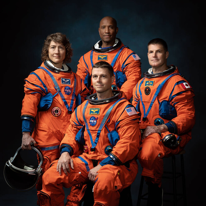 아르테미스2호 승무원으로 선발된 네명의 우주비행사들. 왼쪽부터 크리스티나 코크, 리드 와이즈먼(팀장, 앉아있는 사람), 빅터 글로버, 제레미 한센이다. 나사 제공