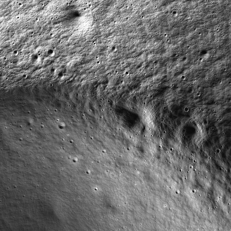섀도캠이 찍은 달 남극 인근 마빈충돌구. 고지대를 비춘 햇빛이 반사됐다. 나사 제공