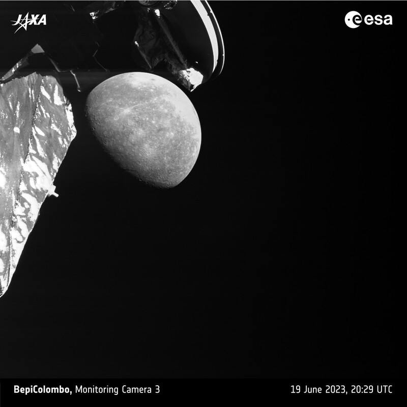 베피콜롬보가 수성에서 약 1만1780km 떨어진 거리에서 찍은 사진. 수성이 베피콜롬보에 안겨 있는 듯한 모습이다. 최근접 지점을 통과한 지 55분이 지난 시점이다. 유럽우주국 제공