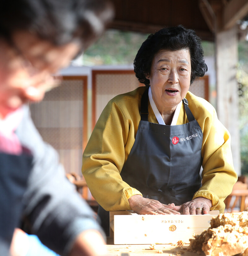 지난달 21일 전남 담양에서 열린 ‘기순도 발효학교’에서 기순도 명인이 삶은 콩을 메주 틀에 넣어 모양을 만들고 있다.<BR> 박미향 기자