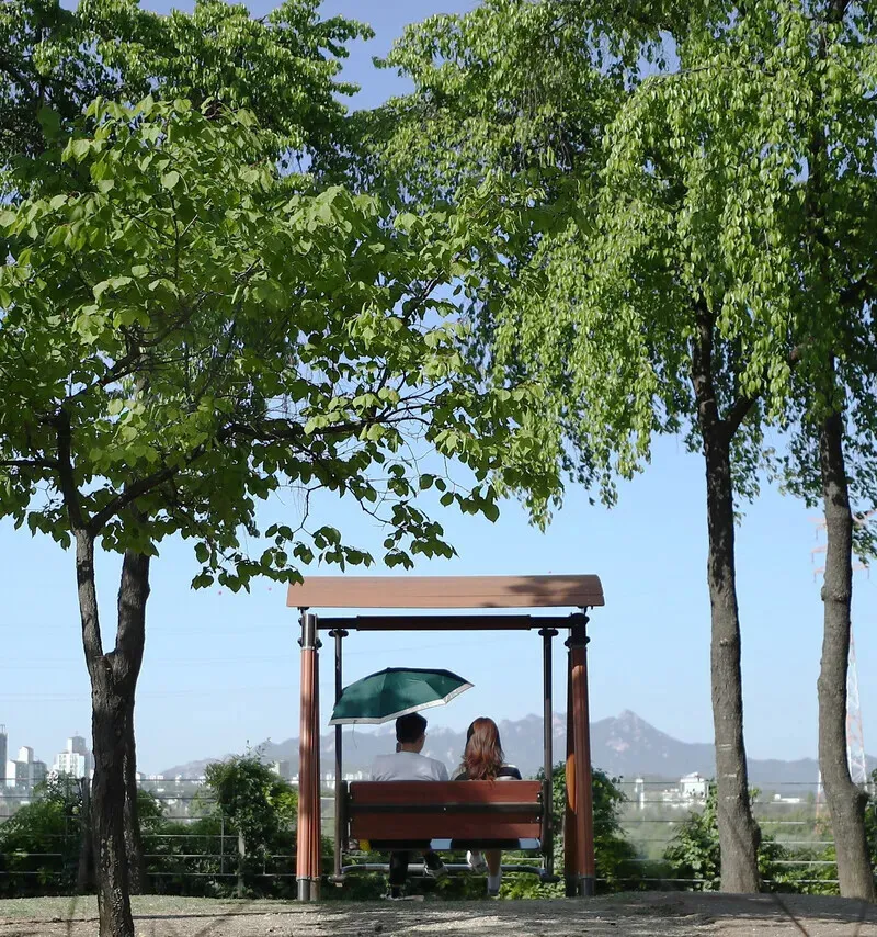 The island park&rsquo;s views of Seoul make it a perfect place for a date with someone special. (Park Mee-hyang/Hankyoreh)