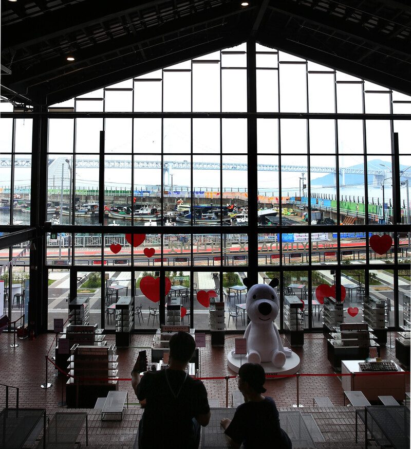 Millac the Market’s floor-to-ceiling windows allow shoppers to see the wharf outside. (Park Mee-hyang/The Hankyoreh)