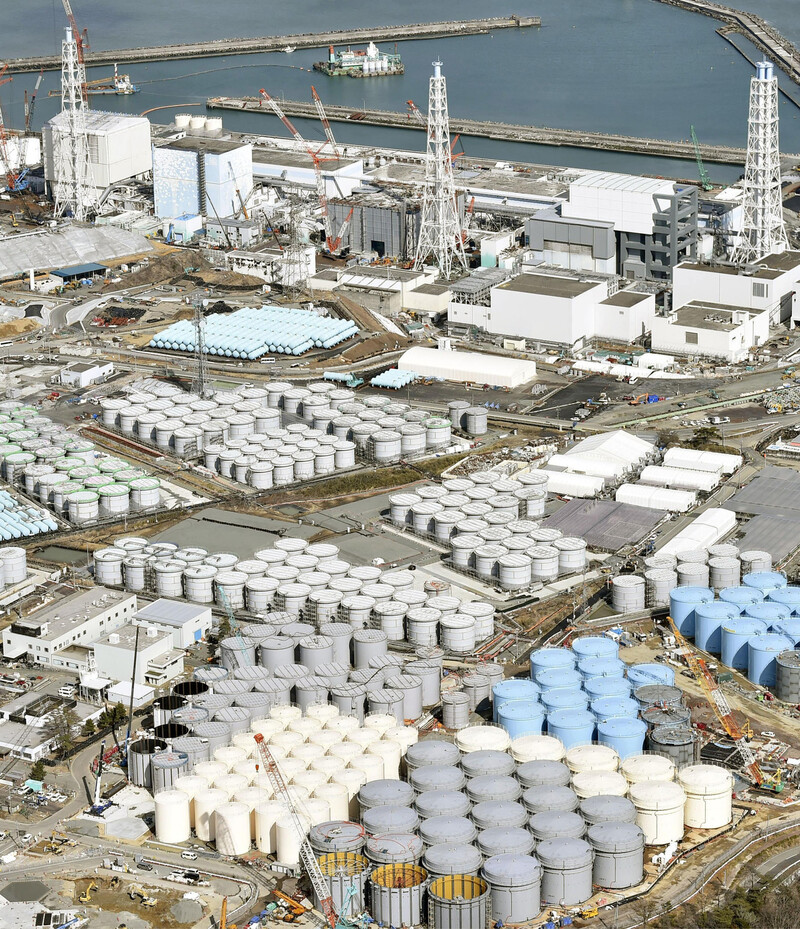 후쿠시마 원전의 오염수 방출 문제는 일본뿐 아니라 주변 국가에서 큰 논란거리가 되고 있다. 일본 후쿠시마현의 도쿄전력 원전 부근에 쌓여 있는 원전 오염수 탱크들. REUTERS 연합뉴스