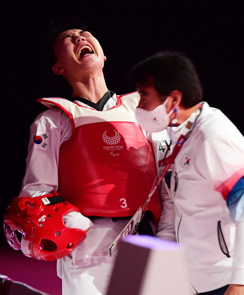 주정훈이 3일 일본 지바현 마쿠하리 메세 B홀에서 열린 2020 도쿄패럴림픽 남자 태권도 75㎏(K44) 동메달 결정전에서 승리한 뒤 기뻐하고 있다. 지바/사진공동취재단