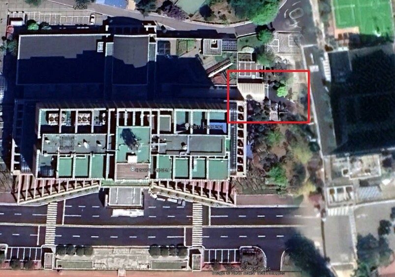 서울 용산 대통령 집무실 동쪽에 설치된 비밀통로 진입로와 엄폐용 시설. 윤석열이 대통령이던 2022년 11월에 만들어졌다. 윤건영 더불어민주당 의원실 제공