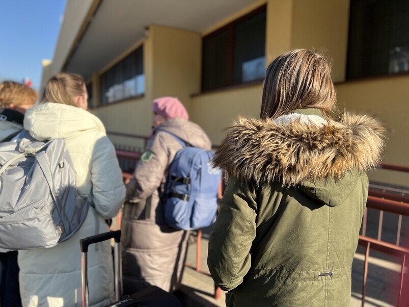 Nadiya, originally from Odessa, Ukraine, waits in line for immigration procedures to board a train back to Ukraine, on March 14 (local time). (Noh Ji-won/The Hankyoreh)