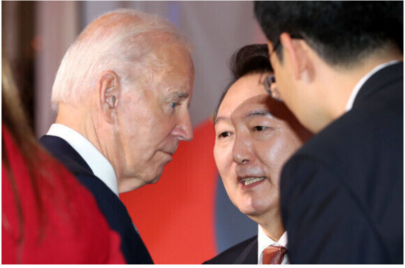 President Yoon Suk-yeol of South Korea speaks to President Joe Biden of the US in September 2022 during a replenishment meeting for the Global Fund held in New York. (presidential office pool photo)