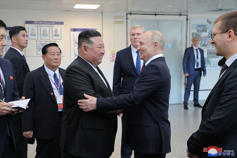 North Korean leader Kim Jong-un speaks with Russian President Vladimir Putin at the Vostochny Cosmodrome in Russia’s Far East on Sept. 13. (KCNA/Yonhap)
