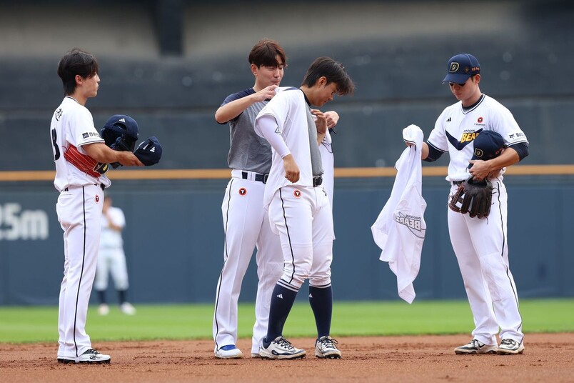 Kim Jae -ho, who played for Doosan Bears, is taking off his juniors during the first defense in the official retirement game held at Jamsil Baseball Stadium on July 6th. Provided by Doosan Bears
