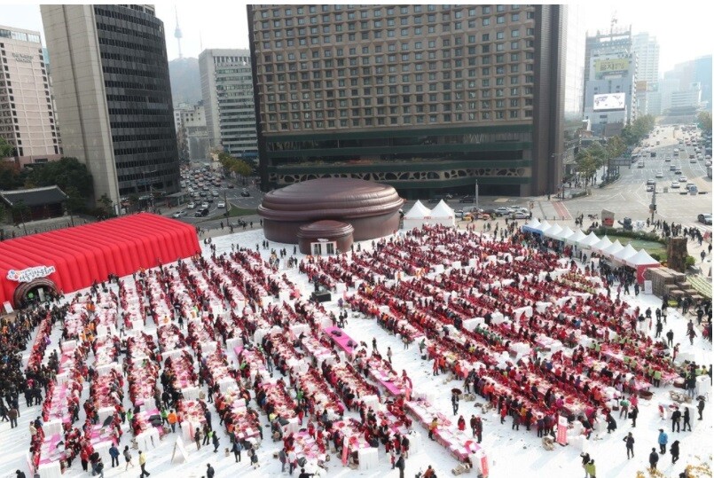 The Seoul Kimchi Festival opened in Seoul Plaza in the Jongno District on Nov. 3 and will run until Nov. 5. Participants can learn about all aspects of traditional kimjang (kimchi making in preparation for the winter season) culture and have the chance to experience making kimchi for themselves. 120 tons of kimchi made by the roughly 4700 people who attended the first day of the festival will be donated to low-income households around the country. (by Baek So-ah
