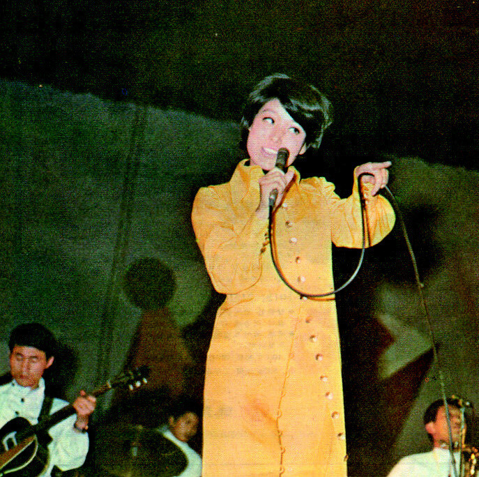 1967년 노래 ‘안개’로 등장한 정훈희. 이 곡은 박찬욱 감독의 영화 &lt;헤어질 결심&gt;에 영감을 줬다. 사진은 1970년 서울시민회관에서 열린 ‘팝스 페스티벌’ 무대에 올랐을 당시 정훈희의 모습. &lt;한겨레&gt; 자료사진