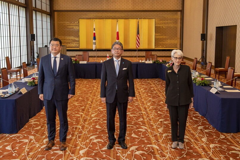 South Korean First Vice Foreign Minister Choi Jong-kun (left), Japanese Vice Foreign Minister Takeo Mori (center) and US Deputy Secretary of State Wendy Sherman pose for a photo during their meeting Wednesday at the Japanese Foreign Ministry’s Ikura Guesthouse in Tokyo. (EPA/Yonhap News)