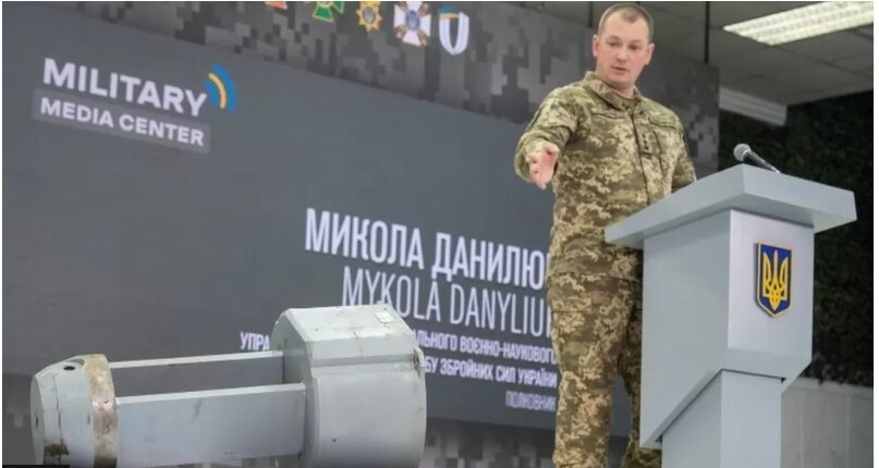 우크라이나 군 장교가 1일 키이우에서 러시아가 발사한 핵탄두 없는 핵미사일인 X-55 미사일 잔해를 공개하고 있다. 로이터 연합뉴스
