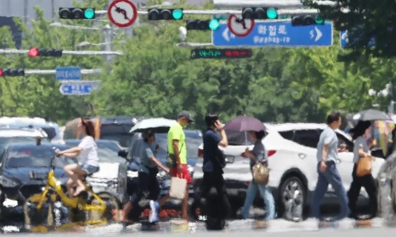 전국에 폭염특보가 발효된 지난 7월2일 울산시 남구 한 도로 위로 지열로 인한 아지랑이가 피어오르고 있다. 연합뉴스