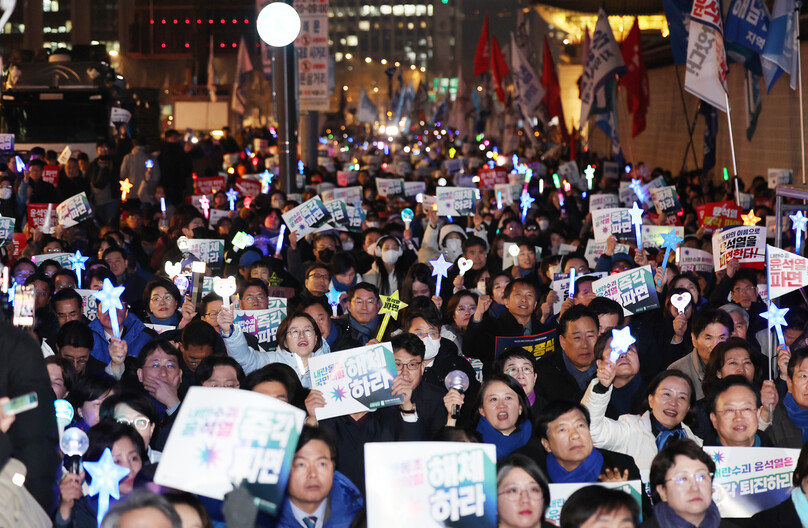 10일 서울 종로구 동십자각 인근에서 윤석열 즉각퇴진·사회대개혁 비상행동이 연 집회에서 참가자들이 윤석열 대통령에 대한 즉각 파면을 촉구하고 있다. 연합뉴스