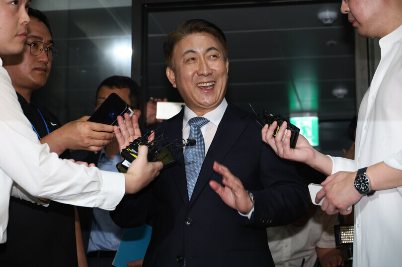 Lee Dong-kwan, Yoon’s pick to run the Korea Communications Commission, takes questions from the press as he enters his office in Gwacheon, Gyeonggi Province, on Aug. 1. (Kang Chang-kwang/The Hankyoreh)