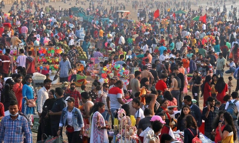 지난해 12월25일 인도 뭄바이 주후 해변에 크리스마스를 맞아 수많은 인파가 몰려 있다. 뭄바이/로이터 연합뉴스