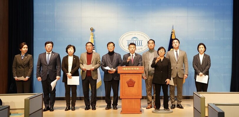 National Assembly members Yoon Hu-duk and Park Jeung, who represent Paju, and member of the Paju City Council hold a press conference at the National Assembly’s press center on Dec. 1 where they condemn the attempt to lay Chun Doo-hwan’s remains to rest in their city. (courtesy of Park Jeung’s Naver blog)