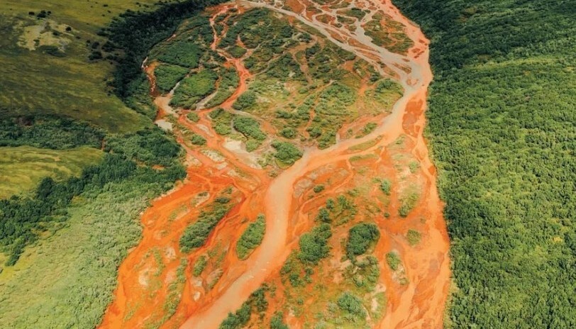 지난해 7월, 미국 알래스카주 코북밸리계곡국립공원 내 새먼강이 주황색으로 변해 흐르고 있다. 사이언티픽 아메리칸 제공