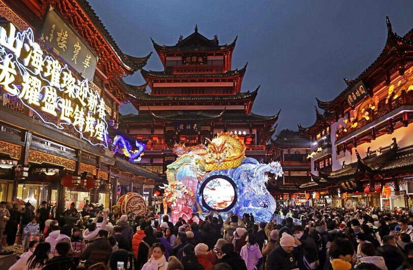 Tourists crowd Yu Garden in Shanghai, China, on Jan. 21. (Xinhua/Yonhap)