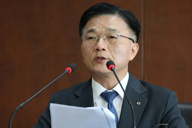 박상진 산은 회장 "홈플러스 개입 어렵다"...MBK 지원 요청 거절 - 뉴스 썸네일 이미지