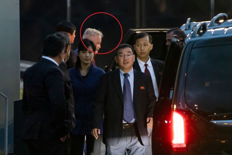 <b>Swedish Special Envoy to the Korean Peninsula Kent Harstedt (circled in red) greets the North Korean delegation to its working-level talks with the US in Stockholm, Sweden, on Oct. 3. (Yonhap News)</b>