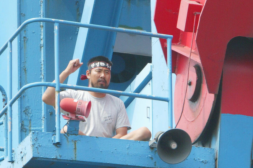 민주노총 금속노조 한진중공업 김주익 노조지회장이 생전 40m 높이 타워크레인 위에서 고공농성을 하던 모습. 한겨레 자료 사진