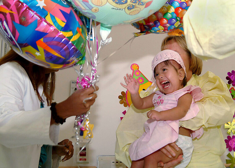 2003년 미국 로스앤젤레스의 한 어린이병원에서 아기가 생일을 축하받고 있다. REUTERS