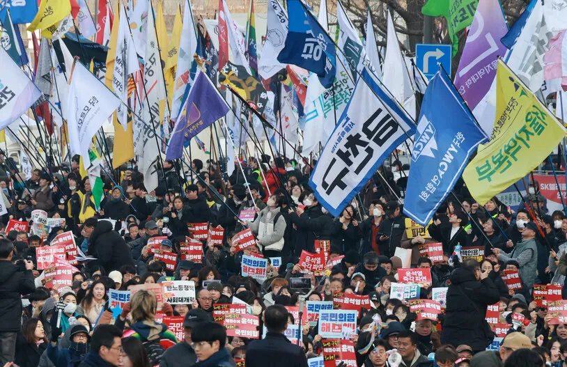 1일 오후 서울 종로구 경복궁 일대에서 열린 ‘윤석열 즉각 퇴진! 사회대개혁! 9차 범시민대행진’에서 참석자들이 구호를 외치고 있다. 김혜윤 기자 unique@hani.co.kr